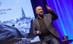 Flemming Dybbøl som taler til gå-hjem møde
